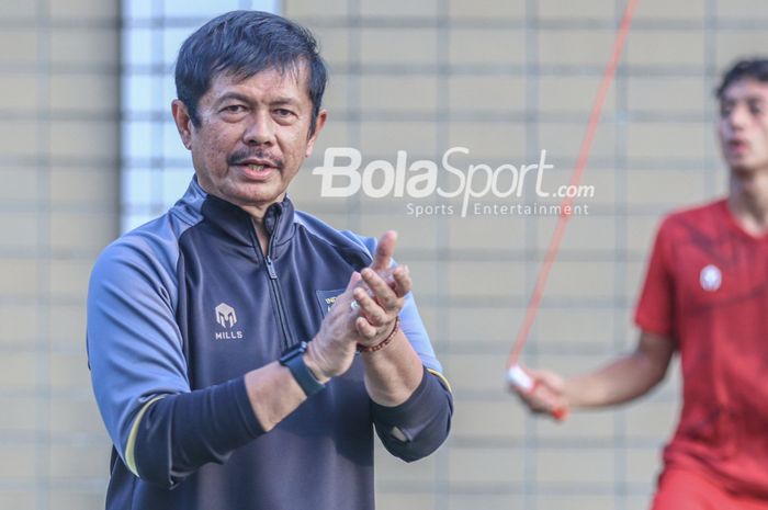 Pelatih timnas U-22 Indonesia, Indra Sjafri, sedang semangat kepada para pemainnya lewat tepuk tangan saat berlatih di Hotel Sultan, Senayan, Jakarta, Jumat (21/4/2023) sore.