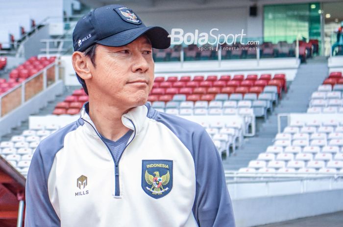 Pelatih timnas Indonesia, Shin Tae-yong, sedang memantau para pemainnya berlatih di Stadion Utama Gelora Bung Karno (SUGBK), Senayan, Jakarta, Sabtu (1/4/2023).