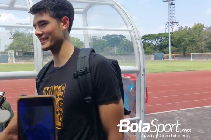 Pemain belakang Timnas U-23 Indonesia, Elkan Baggott usai sesi latihan di Stadion Sriwedari, Solo pada Kamis (7/9/2023).