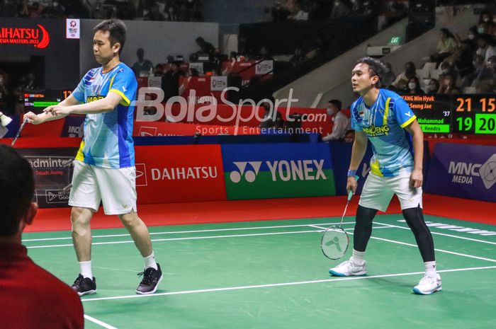 Pasangan ganda putra Indonesia, Mohammad Ahsan dan Hendra Setiawan, sedang beraksi di Istora Senayan, Jakarta, 9 Juni 2022.