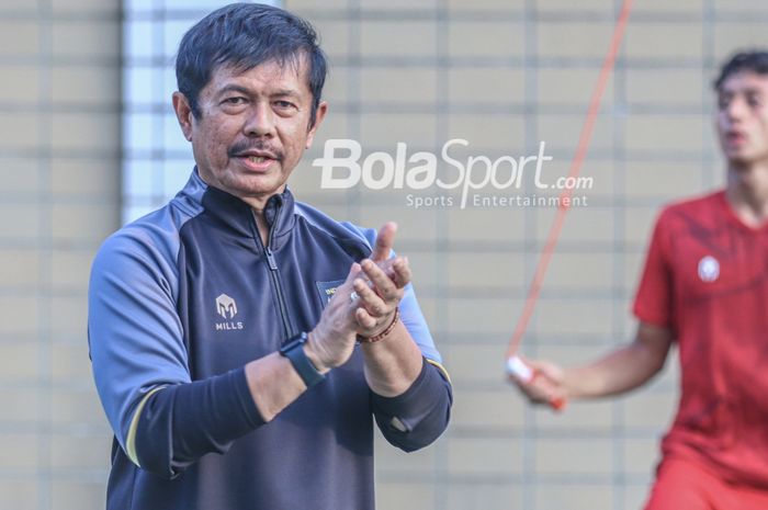 Pelatih timnas U-22 Indonesia, Indra Sjafri, sedang semangat kepada para pemainnya lewat tepuk tangan saat berlatih di Hotel Sultan, Senayan, Jakarta, Jumat (21/4/2023) sore.