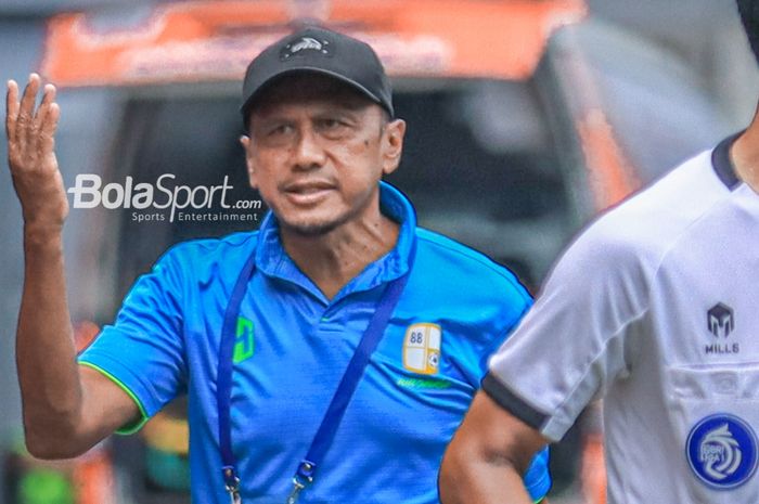 Pelatih Barito Putera, Rahmad Darmawan (kiri), sedang memberikan intruksi kepada para pemainnya dalam laga pekan ke-26 Liga 1 2022 di Stadion Patriot Candrabhaga, Bekasi, Jawa Barat, Rabu (22/2/2023).