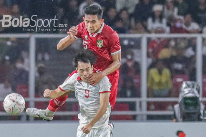 Bek timnas Indonesia, Rizky Ridho (belakang), sedang berduel udara menyundul bola dengan pemain timnas Vietnam bernama Nguyen Van Toan (depan) dalam laga leg pertama semifinal Piala AFF 2022 di Stadion Gelora Bung Karno, Senayan, Jakarta, 6 Januari 2023.