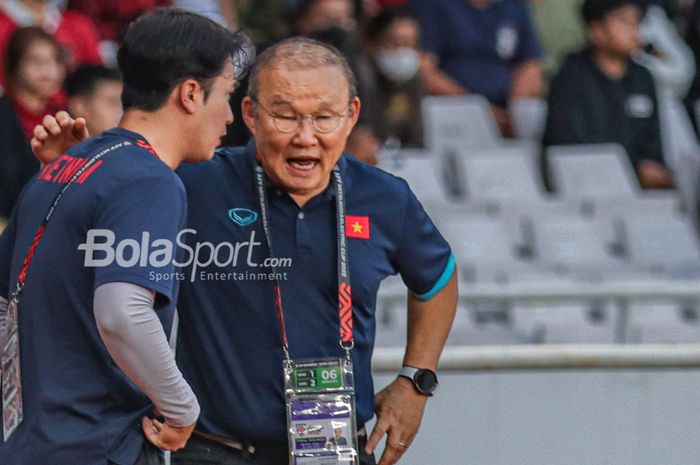 Pelatih timnas Vietnam, Park Hang-seo (kanan).