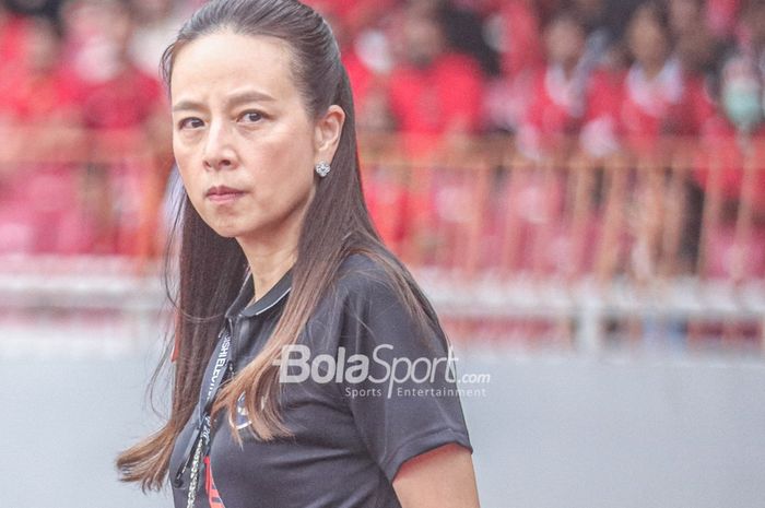 Manajer timnas Thailand, Madam Pang, ketika menemani timnya bertanding pada Piala AFF 2022 di Stadion Utama Gelora Bung Karno, Senayan, Jakarta, 29 Desember 2022.