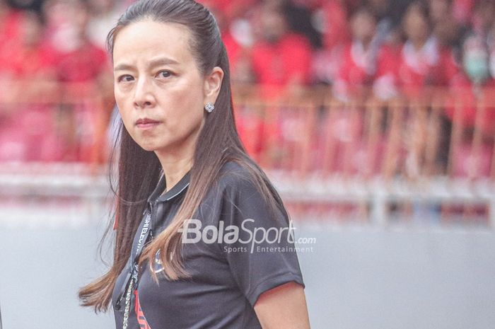 Manajer timnas Thailand, Madam Pang, ketika menemani timnya bertanding pada Piala AFF 2022 di Stadion Utama Gelora Bung Karno, Senayan, Jakarta, 29 Desember 2022.