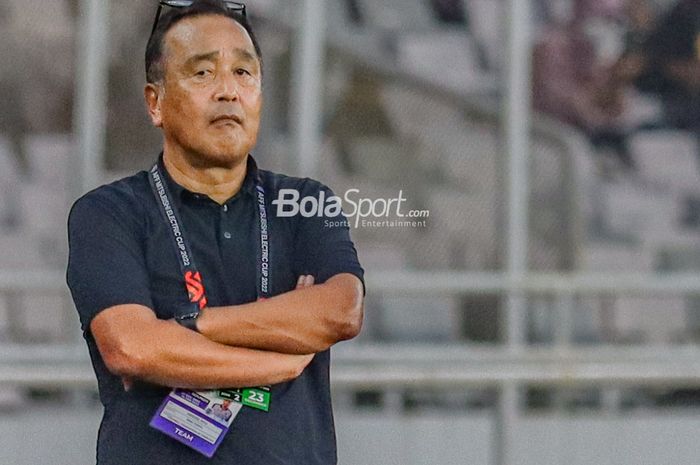 Pelatih timnas Kamboja, Ryu Hirose ngamuk ke suporter sendiri usai kalah dari Myanmar di fase grup SEA Games 2023.