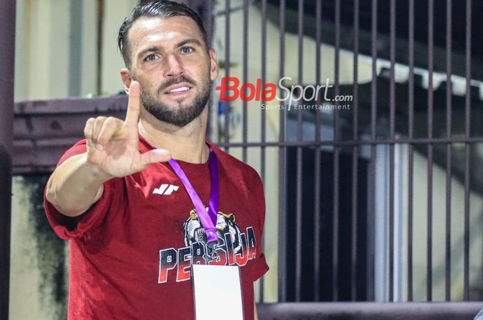 Striker asing pemain Persija Jakarta, Marko Simic (tengah), sedang berfoto di Stadion PTIK, Blok M, Jakarta, Rabu (21/6/2023) malam.