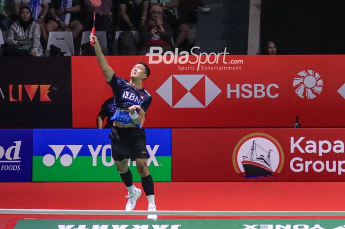 Atlet bulu tangkis tunggal putra Indonesia, Jonatan Christie, saat bertanding pada babak 32 besar Indonesia Open 2023 di Istora, Senayan, Jakarta, Rabu (14/6/2023).