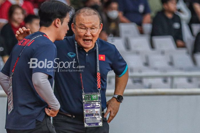 Pelatih timnas Vietnam, Park Hang-seo (kanan), tampak sedang berkomunikasi dengan asistennya saat memantau para pemainnya bertanding dalam laga leg pertama semifinal Piala AFF 2022 di Stadion Gelora Bung Karno, Senayan, Jakarta, 6 Januari 2023.