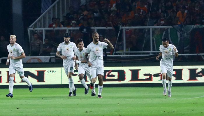 Pemain Persebaya Surabaya merayakan gol ke gawang Persija Jakarta di laga pekan ke-33 Liga 1 di Stadion Utama Gelora Bung Karno, Jakarta, Selasa (17/12/2019).