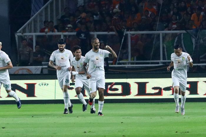 Pemain Persebaya Surabaya merayakan gol ke gawang Persija Jakarta di laga pekan ke-33 Liga 1 di Stadion Utama Gelora Bung Karno, Jakarta, Selasa (17/12/2019).