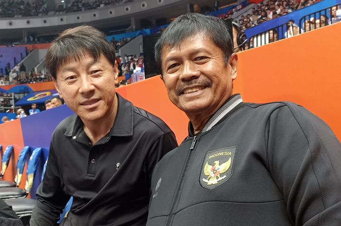 Pelatih timnas Indonesia Shin Tae-yong (kiri) bersama coach Indra Sjafri (kanan) saat menyaksikan pertandingan FIBA World Cup 2023, di Indonesia Arena, Senayan, Jakarta, Selasa (28/6/2023).