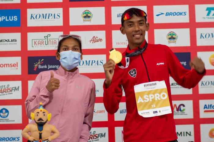 Odekta Naibaho (kiri) dan Agus Prayogo (kanan) berhasil merebut gelar sebagai female winner dan male winner dalam Borobudur Marathon Elite Race 2021.