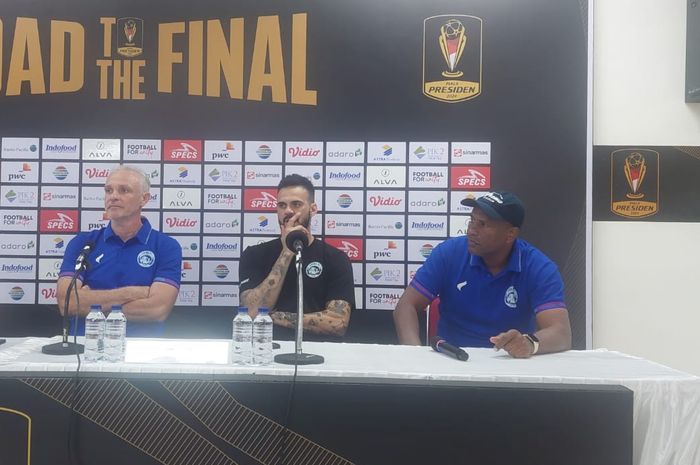 Pelatih Arema Joel Cornelli dan kiper Lucas Frigeri dalam konferensi pers jelang lawan Borneo FC pada final Piala Presiden 2024, Sabtu (3/8/2024).