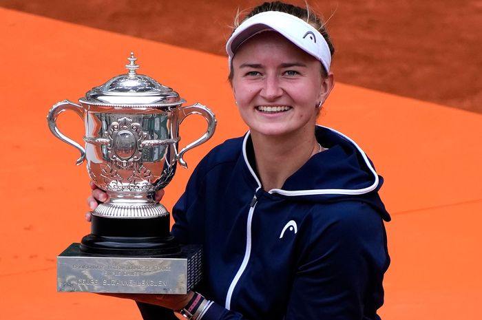 Petenis Republik Ceska, Barbora Krejcikova, berpose dengan trofi French Open 2021 yang dia raih usai memenangi laga final melawan Anastasia Pavlyuchenkova (Rusia) di lapangan Philippe Chatrier, Roland Garros, Paris, Prancis, Sabtu (12/6/2021).