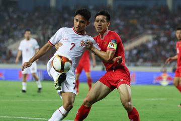 Kapten Vietnam, Do Hung Dung saat menghadang Marselino Ferdinan pada laga keempat Grup F Putaran Kedua Kualifikasi Piala Dunia 2026 Zona Asia antara Vietnam vs Indonesia di Stadion My Dinh, Hanoi, pada Selasa (26/3/2024).
