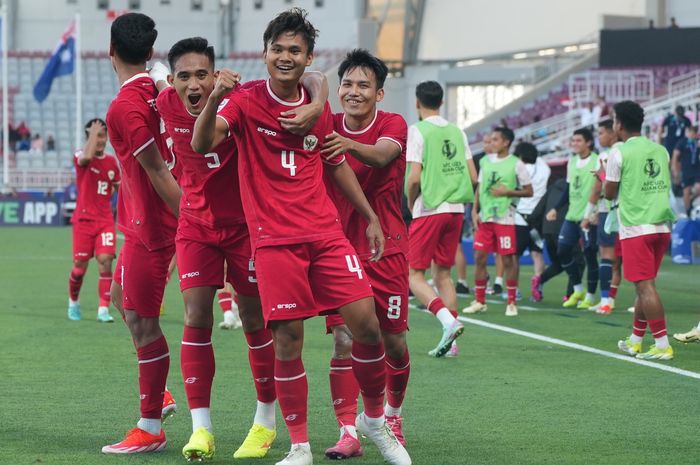 Pemain timnas U-23 Indonesia Komang Teguh merayakan golnya ke gawang Australia di Piala Asia U-23 2024