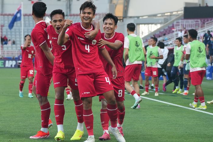 Pemain timnas U-23 Indonesia Komang Teguh merayakan golnya ke gawang Australia