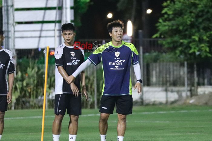 Asisten pelatih khusus penyerang timnas Indonesia, Yeom Ki-hun (kiri), sedang memberikan menu latihan kepada Hokky Caraka (tengah) dan Dimas Drajad (kanan) di Lapangan A, Senayan, Jakarta, Sabtu (31/8/2024).