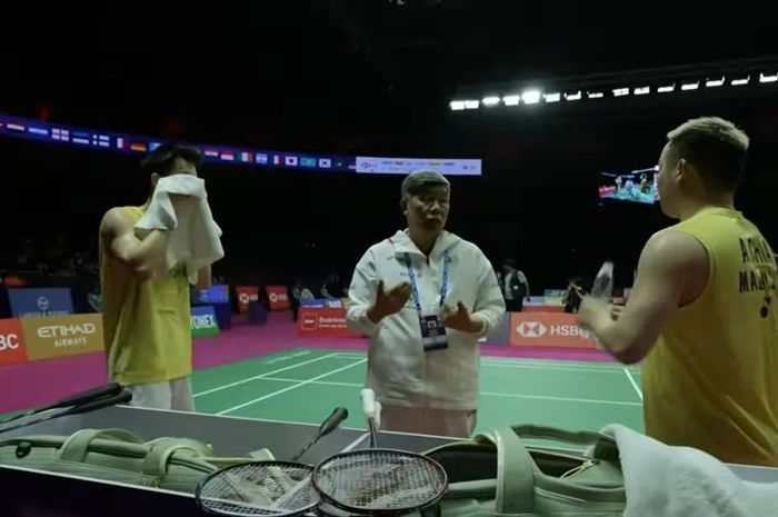 Pelatih Herry Iman Pierngadi memberikan intruksi kepada Aaron Chia/Soh Wooi Yik dalam laga semifinal Kejuaraan Dunia 2026 di New Delhi, India, Jumat (21/8/2026).