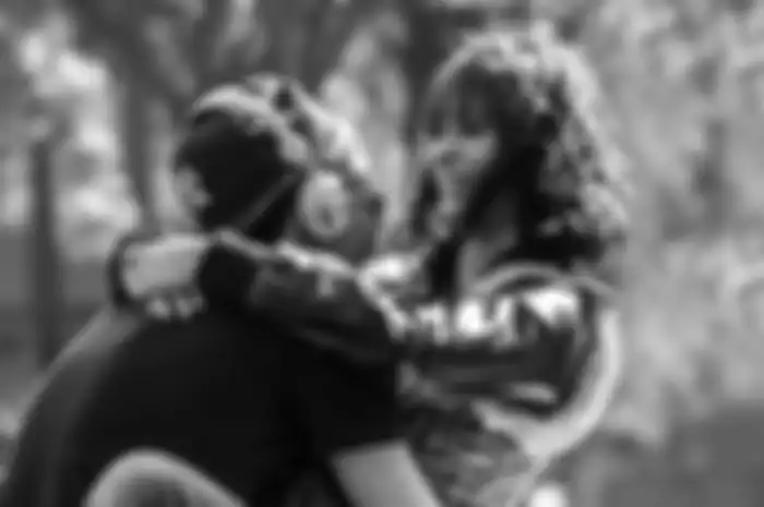 Dengerin lagu metal dengan pasangan, buat lo yang punya love language quality time