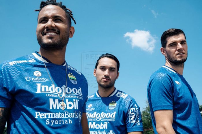 Tiga pilar Persib Bandung, Wander Luiz, Ezra Walian, dan Nick Kuipers, memamerkan jersi utama baru untuk musim 2021-2022.