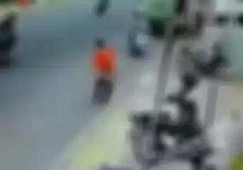 Ngeri! Video Jambret Nekat Beraksi saat Jalanan Ramai, Korban Terpental dan Nyaris Tertabrak