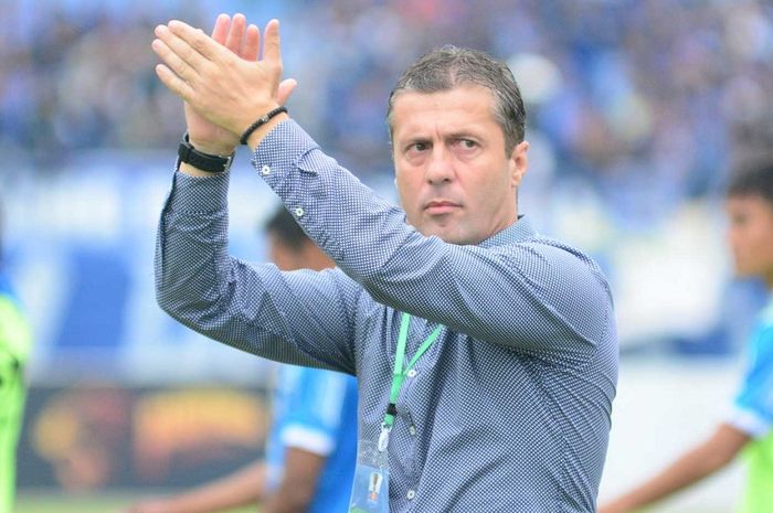 Pelatih Persib Bandung Miljan Radovic memberi salah kepada bobotoh usai ditahan Arema FC 1-1 dalam leg pertama babak 16 besar Piala Indonesia di Stadion Si Jalak Harupat, Kabupaten Bandung, Senin (18/2/2019) sore WIB.