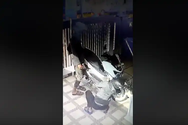 Nekat! Video Maling Motor Yamaha NMAX Beraksi, Gembok Pagar Ikut Dibobol