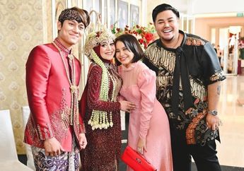 Gandeng Ivan Gunawan di Acara Tasyakuran Pernikahan Rizky Billar dan Lesti Kejora, Rossa Kepergok Tenteng Tas Kecil Warna Merah Ini, Harganya Ternyata Gak Kaleng-kaleng!