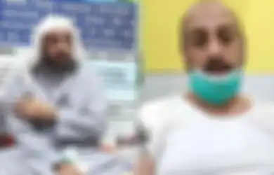 Hanya Gundukan Tanah Dibubuhi Nisan Kayu Sederhana, Kondisi Terkini Makam Syekh Ali Jaber Diungkap Arie Untung, Satu Keluarga Dhuafa yang Datang Melayat Disebut Jadi Bukti Kemuliaan Sang Ustaz: Padahal Tidak Kenal...