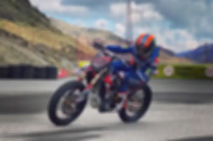 Alex Rins kembali ngegas motor di sirkuit Andorra Pas de la Casa di atas motor Suzuki RM-Z450 Supermoto. Berasa waktu kembali berjalan katanya