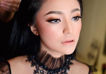 Contek Gaya Kasual Feminin Marshanda dengan Busana Simpel Harga Terjangkau