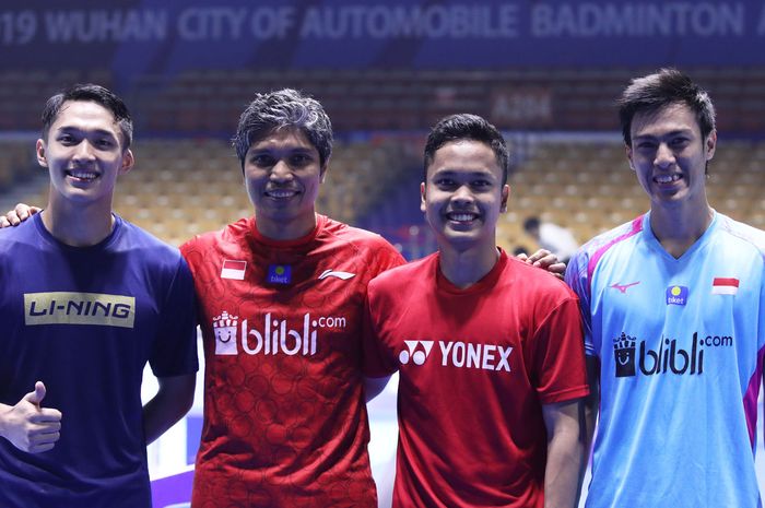 (ki-ka) Jonatan Christie, Irwansyah (Asisten Pelatih Tunggal Putra), Anthony Sinisuka Ginting, Shesar Hiren Rhustavito, saat menjalani sesi latihan di Wuhan Sports Center Gymnasium, Wuhan, China, Senin (22/4/2019).