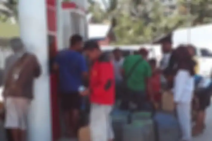 Warga antre isi BBM usai gempa dan tsunami di Palu, Sulteng.