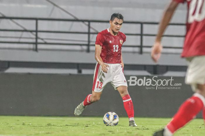 Pemain timnas Indonesia, Rachmat Irianto (kiri), sedang menguasai bola  di Stadion Kapten I Wayan Dipta, Gianyar, Bali, 27 Januari 2022.