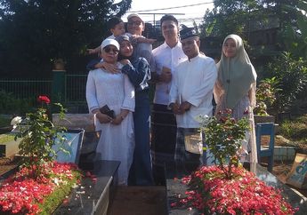 'Dadah Papi Mami, Gala Pulang Dulu'&nbsp;Begini Momen Haru Gala Sky Saat Datangi Makam Vanessa Angel dan Bibi Andriansyah di Hari Raya Idul Adha 2022