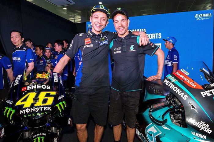 Valentino Rossi (kiri) dan muridnya yaitu Franco Morbidelli (kanan) saat menjalani tes pramusim di Sirkuit Sepang.