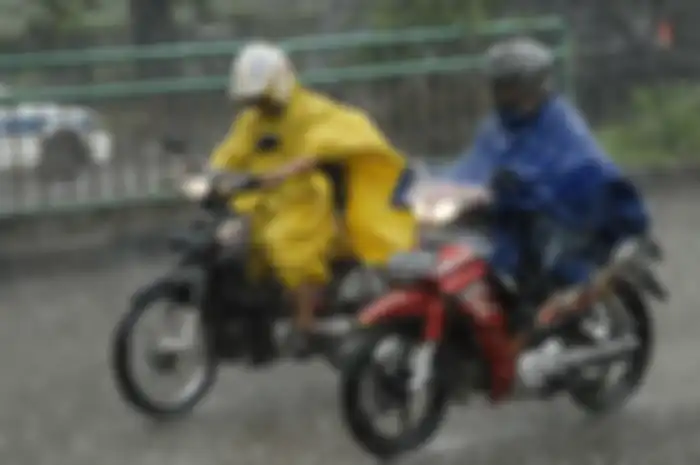 Naik motor saat hujan.