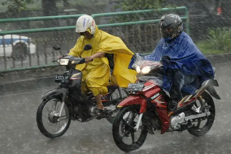 Kaki Gak Mau Jamuran Karena Naik Motor? Ganti Kaos Kaki Kalau Basah