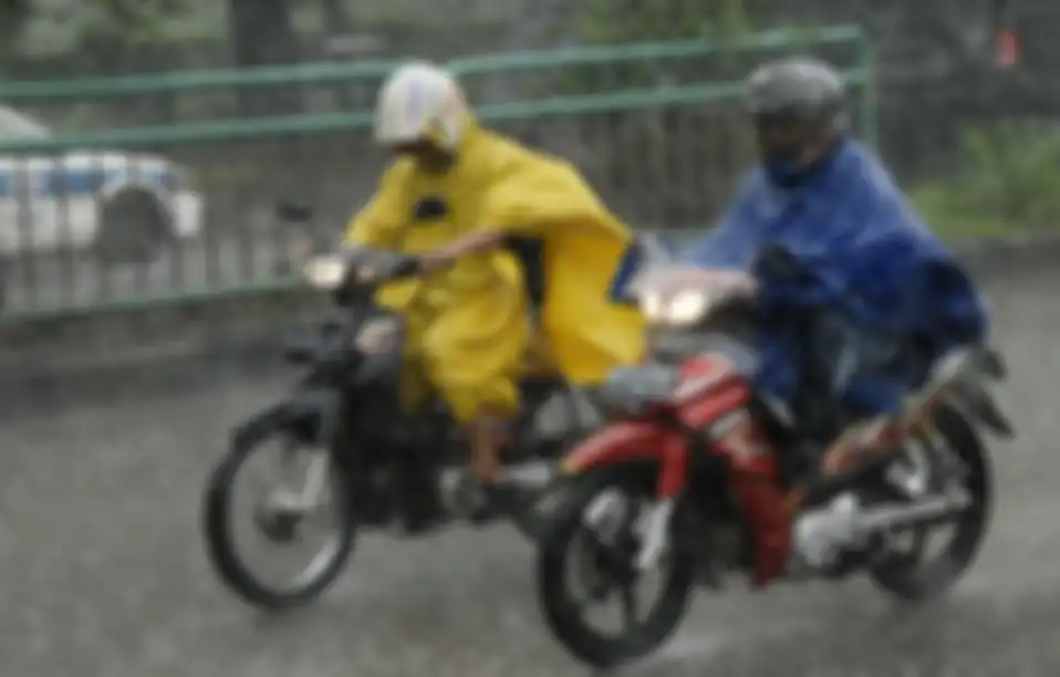 Bahaya menggunakan jas hujan ponco saat naik motor.