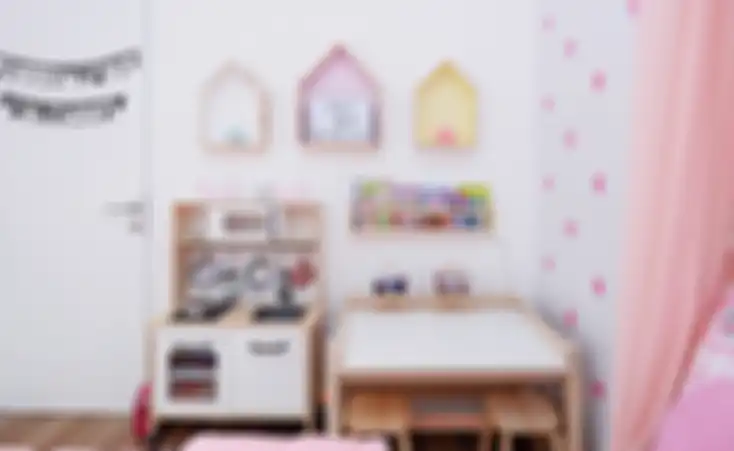 Di sudut ruang ini terdapat meja belajar dan alat bermain si kecil.
