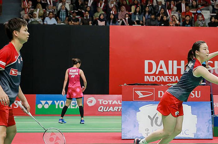 Pasangan ganda campuran Jepang, Yuta Watanabe/Arisa Higashino, bertanding pada Indonesia Masters 2019 di Istora Senayan, Jakarta.