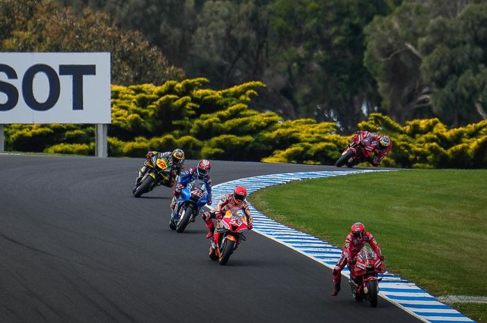 Pembalap Ducati Lenovo, Francesco Bagnaia, memimpin persaingan untuk posisi pertama diikuti Marc Marquez (Repsol Honda), Alex Rins (Suzuki Ecstar), Marco Bezzecchi (Mooney VR46), dan Jack Miller (Ducati Lenovo) pada balapan MotoGP Australia di Sirkuit Phillip Island, Australia, 16 Oktober 2022.