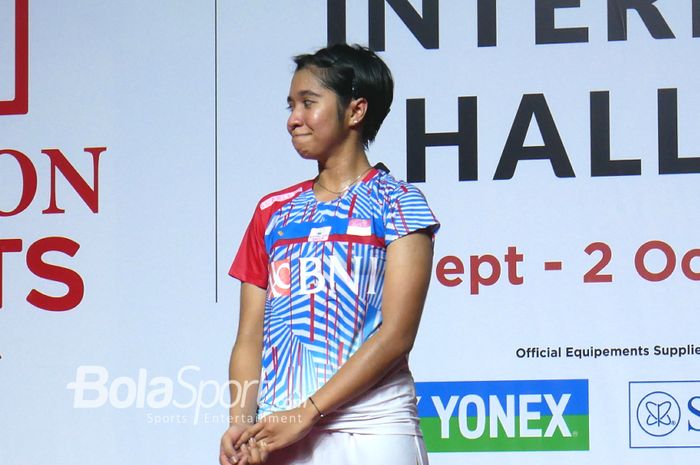 Pemain tunggal putri Indonesia, Komang Ayu Cahya Dewi dan Ester Nurumi Tri Wardoyo, berdiri di podium setelah final Indonesia International Challenge 2022 di GOR Amongrogo, Yogyakarta, Minggu (2/10/2022). Ester menang atas Komang lewat rubber game.