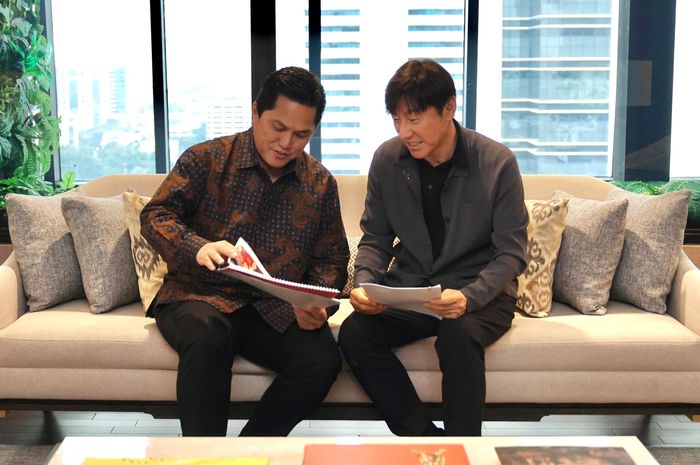 Ketua Umum PSSI Erick Thohir saat bertemu dengan Shin Tae-yong membahas terkait persiapan timnas Indonesia jelang lawan Vietnam di Kualifikasi Piala Dunia 2026 zona Asia.