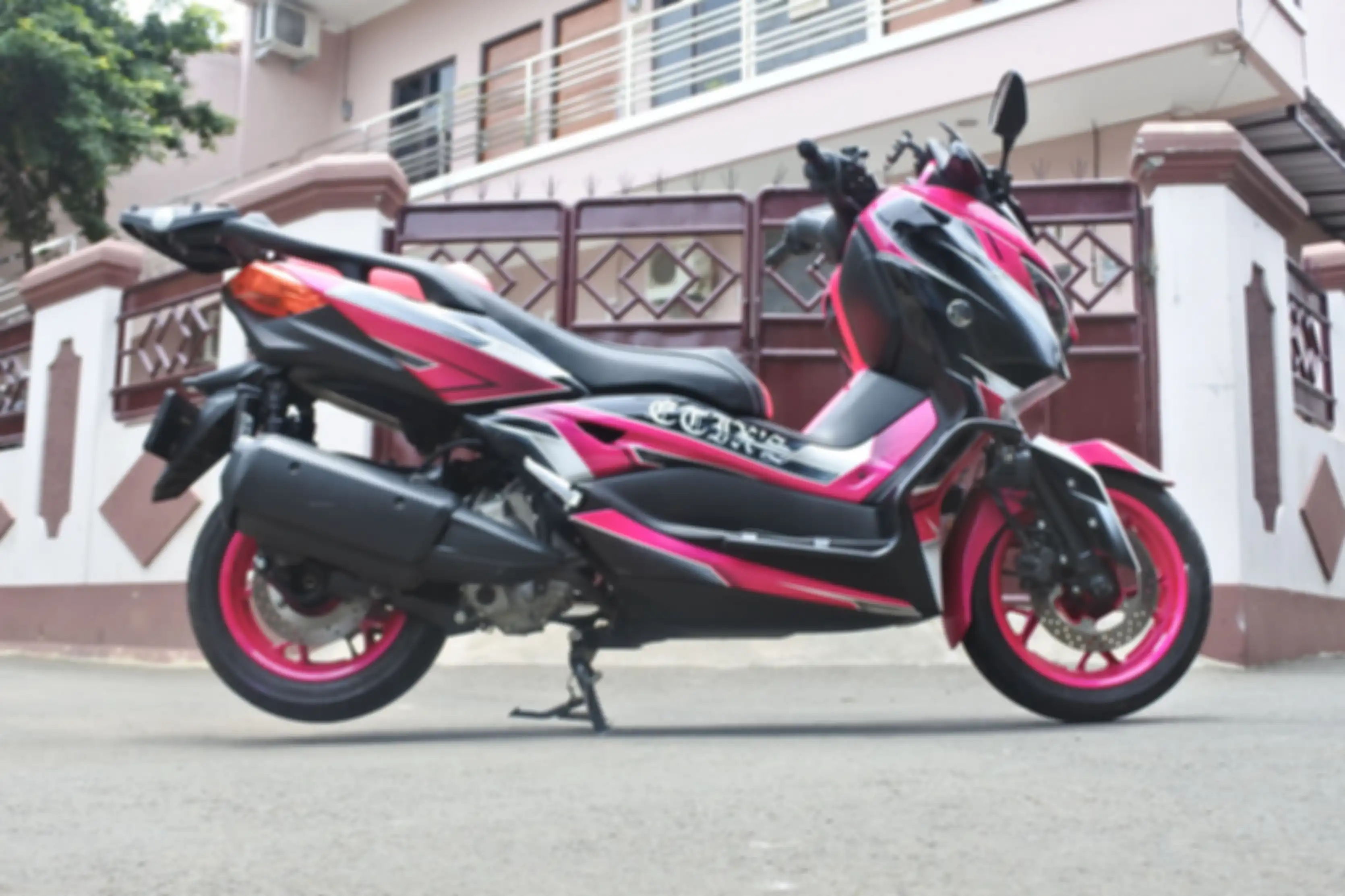 Cat airbrush pada Yamaha XMAX hasil kolaborasi Ihsan Motoshop dan JRY Airbrush