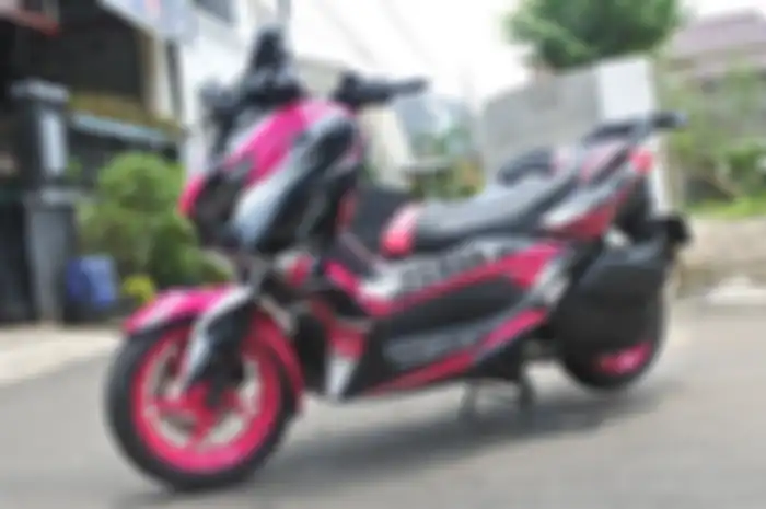 Yamaha XMAX warna pink milik lady biker terlihat manis dan sangar.
