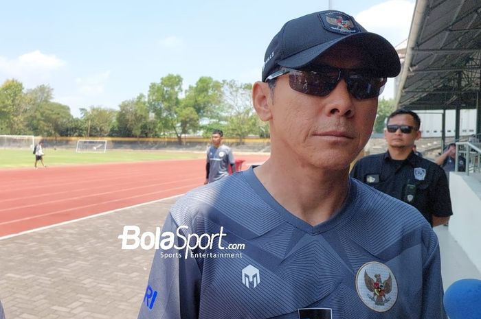 Pelatih timnas Indonesia, Shin Tae-yong saat memimpin latihan timnas U-23 Indonesia di Stadion Sriwedari, Solo, pada Minggu (10/9/2023).